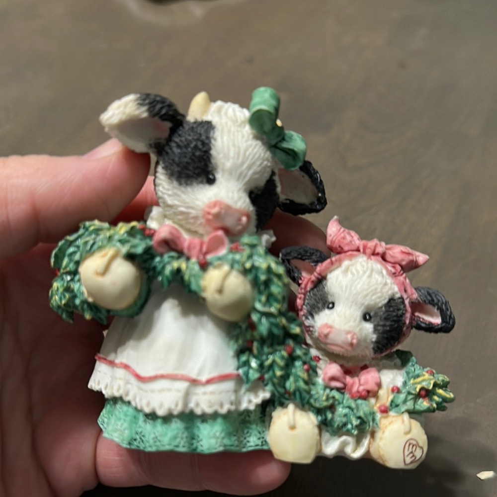 Charming Cow Figurine with Wreath - Black, White, Green Accents